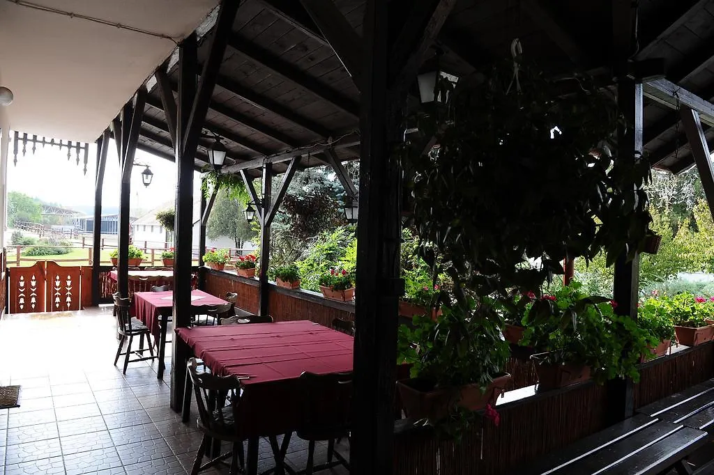 ** Couette-café Matyus Udvarhaz Kengyel Fogado Eger Hongrie